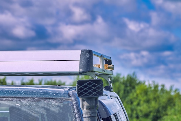 Bagażnik I Fajka Na Dachu Suv-a 4x4 Na Tle Błękitnego Nieba Z Chmurami