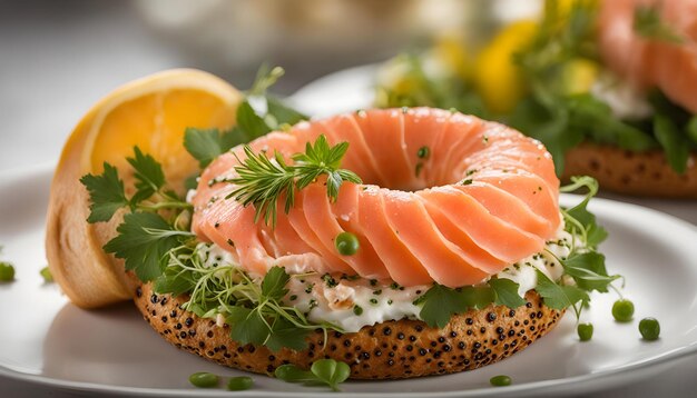 Bagel z cytryną na nim siedzi na talerzu z cytryną na nim