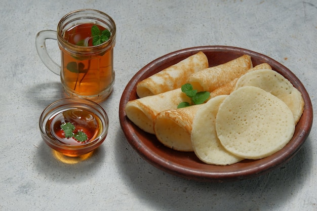 baghrir Marokańskie naleśniki Arabskie naleśniki podawane z miodem i herbatą miętową