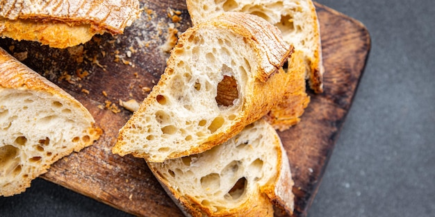 Zdjęcie bagietka długi biały chleb mąka pełnoziarnista chleb pszenny zakwas posiłek jedzenie przekąska na stole