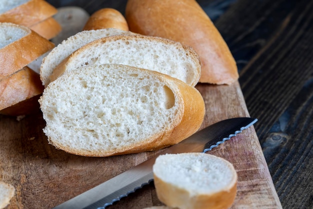 Bagietka Pszenna Pokrojona Na Kawałki Na Desce Do Krojenia