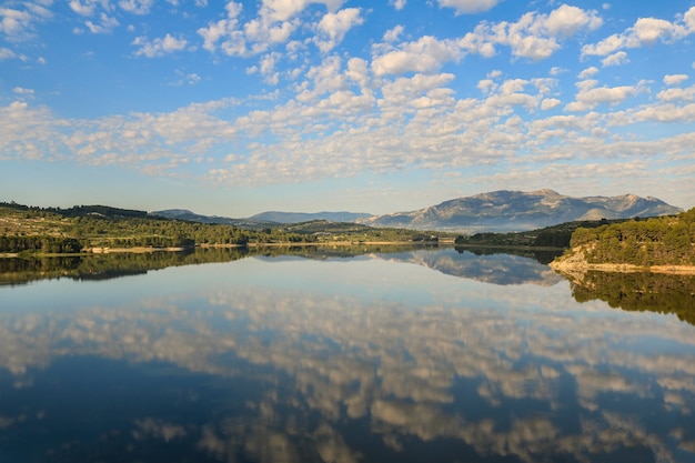 Bagno Beniarres pewnego dnia z białymi chmurami odbijającymi się w wodzie.