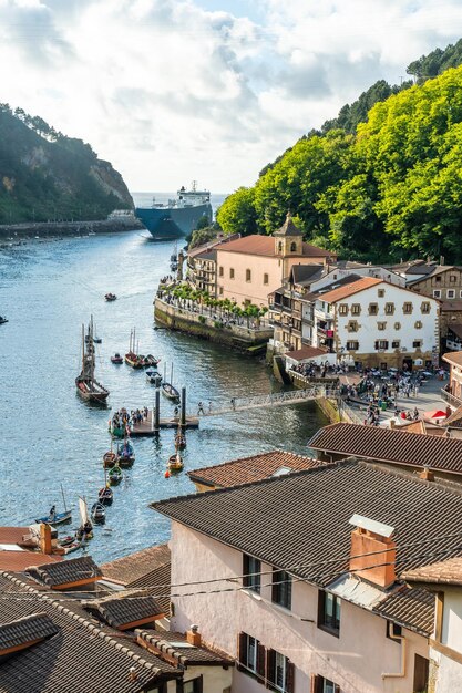 Bahia Pasajes i nadmorska gmina Pasajes San Juan obok San Sebastian Gipuzkoa Hiszpania