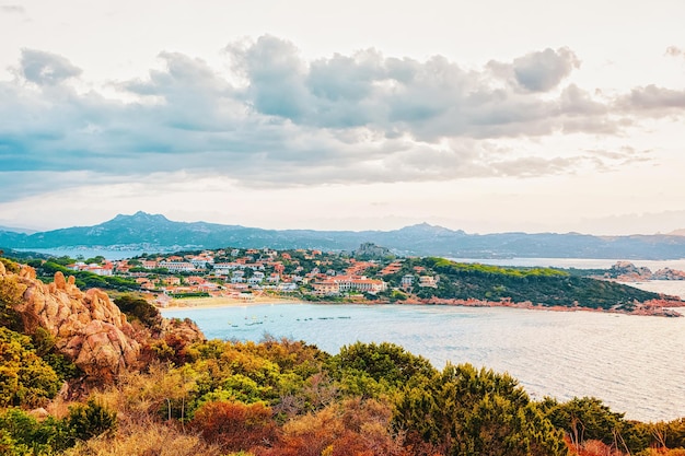 Baja Sardinia na Morzu Śródziemnym na Costa Smeralda na Sardynii we Włoszech