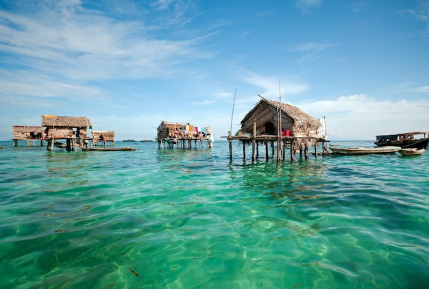 Bajau laut pływająca wioska domów na palach u wybrzeży Borneo na Morzu Celebes w pobliżu Sipidan i Parku Morskiego Tun Sakaran