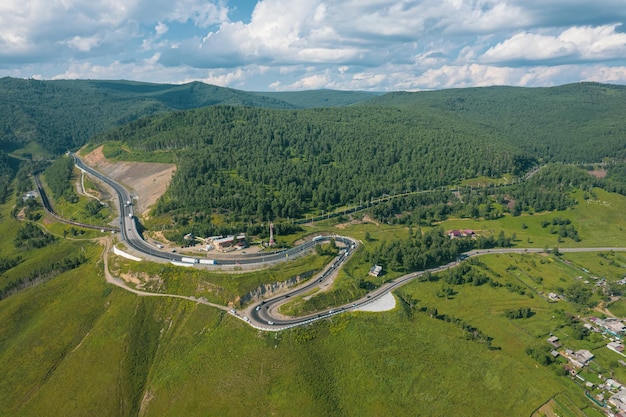 Bajkał serpentynami - widok z lotu ptaka naturalnej górskiej doliny z serpantynową drogą, autostrada transsyberyjska, Rosja, Kultuk, Slyudyanka