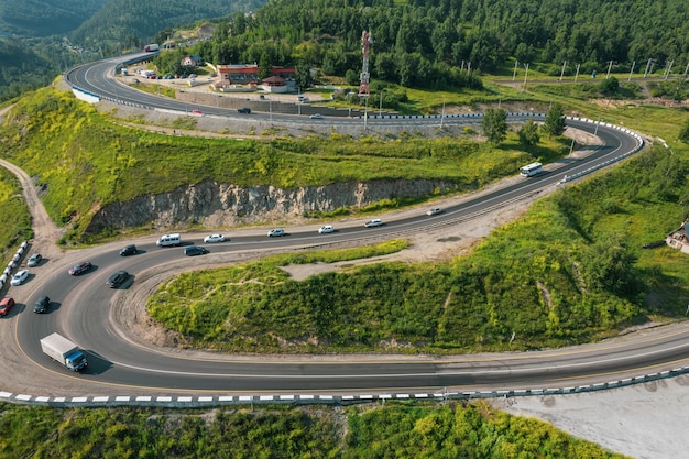 Bajkał serpentynami - widok z lotu ptaka naturalnej górskiej doliny z serpantynową drogą, autostrada transsyberyjska, Rosja, Kultuk, Slyudyanka