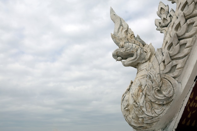 Bajkowa zwierzęca statua z chmurami