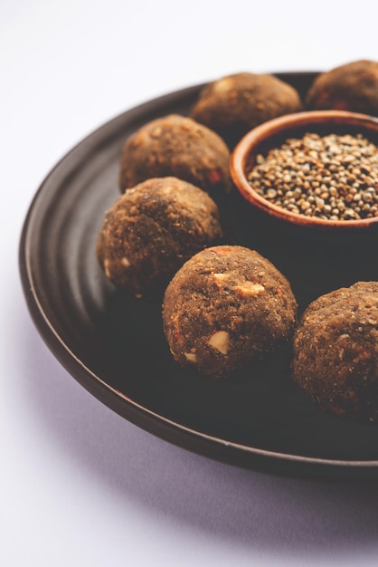 Bajra Atta Ladoo lub kuler laddoo Millet Flour Laddu popularna zimowa słodka przekąska z Indii