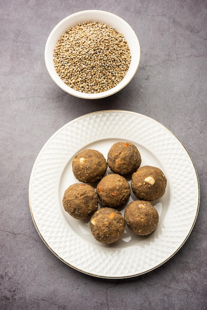 Bajra Atta Ladoo lub kuler laddoo Millet Flour Laddu popularna zimowa słodka przekąska z Indii