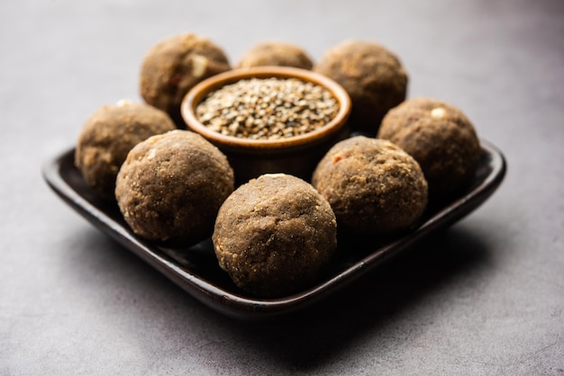 Bajra Atta Ladoo lub kuler laddoo Millet Flour Laddu popularna zimowa słodka przekąska z Indii