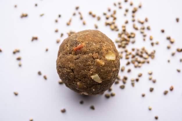 Bajra Atta Ladoo lub kuler laddoo Millet Flour Laddu popularna zimowa słodka przekąska z Indii