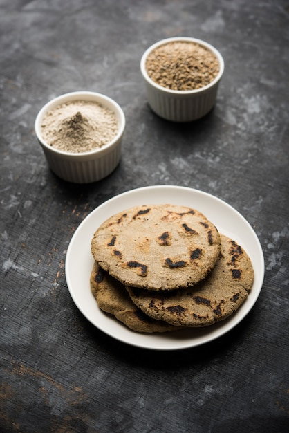 Bajra lub sorgo ki roti lub płaski chleb z kaszy jaglanej