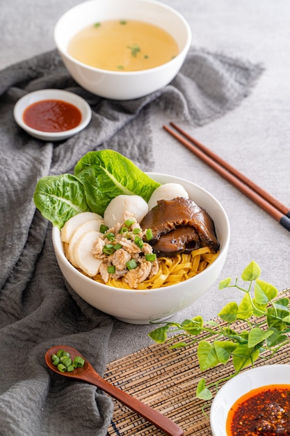 Bak chor mee Makaron wrzuca się do octu mielone mięso plastry wieprzowe wątróbka wieprzowa duszona w plasterkach pieczarki klopsiki i kawałki smażonego w głębokim tłuszczu smalcu