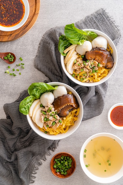 Bak chor mee Makaron wrzuca się do octu mielone mięso plastry wieprzowe wątróbka wieprzowa duszona w plasterkach pieczarki klopsiki i kawałki smażonego w głębokim tłuszczu smalcu