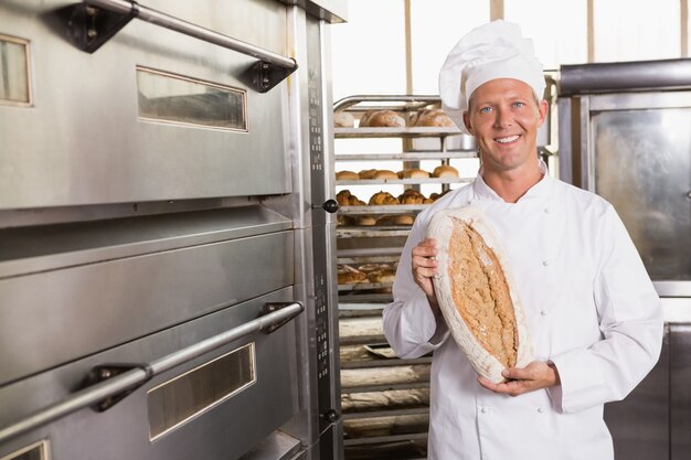 Baker Pokazuje świeżo Upieczony Bochenek