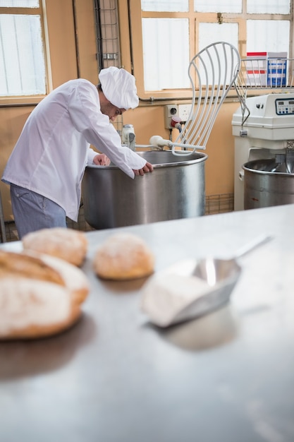 Baker Przygotowuje Ciasto W Mikserze Przemysłowym