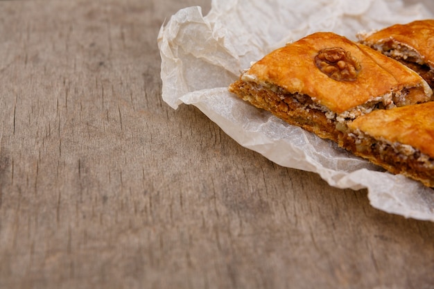 Baklava deserowa ze wschodnich słodyczy ozdobiona orzechami włoskimi