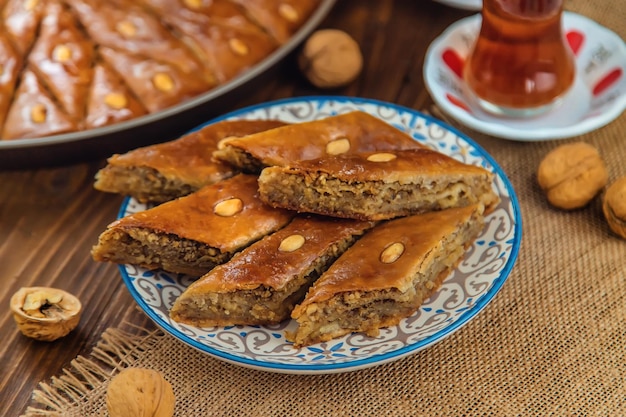 Baklava Na Stole I Herbata W Tureckich Szklankach. Selektywne Skupienie.