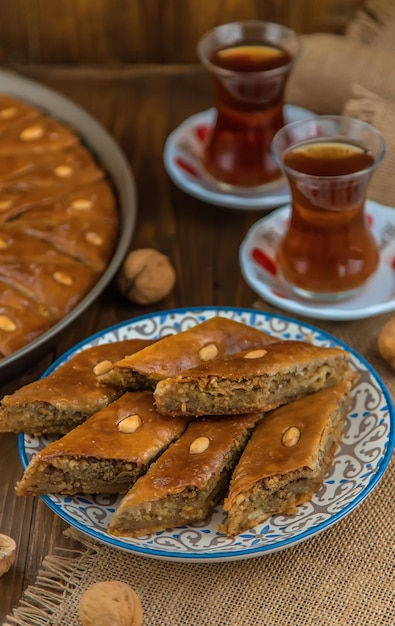 Baklava Na Stole I Herbata W Tureckich Szklankach. Selektywne Skupienie.