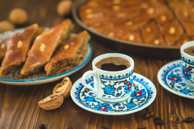 Zdjęcie baklava na stole i kawa po turecku. selektywne skupienie.