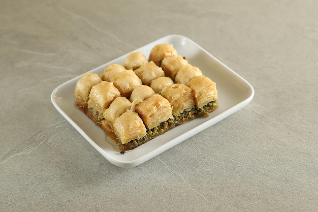 Baklava pistacjowa lub baklava fistikli. Tradycyjne smaki Bliskiego Wschodu. Tradycyjna turecka bakla