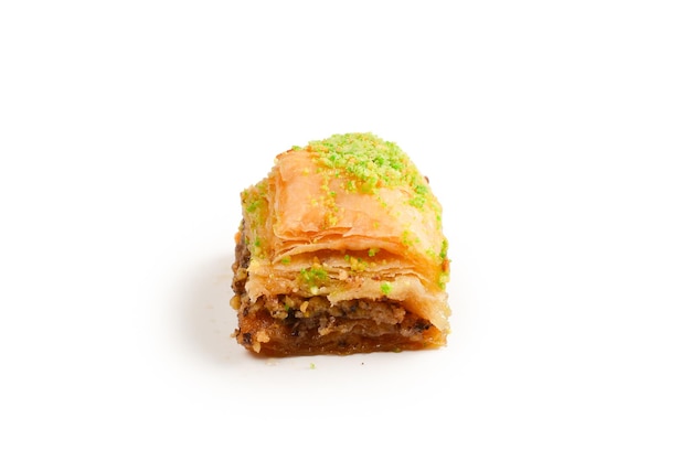 Baklava pistacjowa na białym tle. Deser.