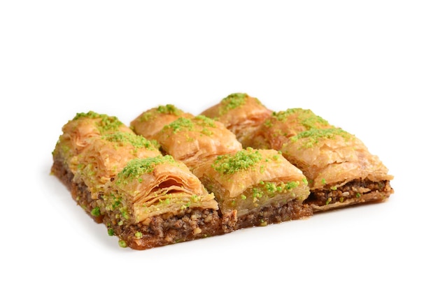 Zdjęcie baklava pistacjowa na białym tle deser