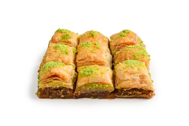 Baklava pistacjowa na białym tle