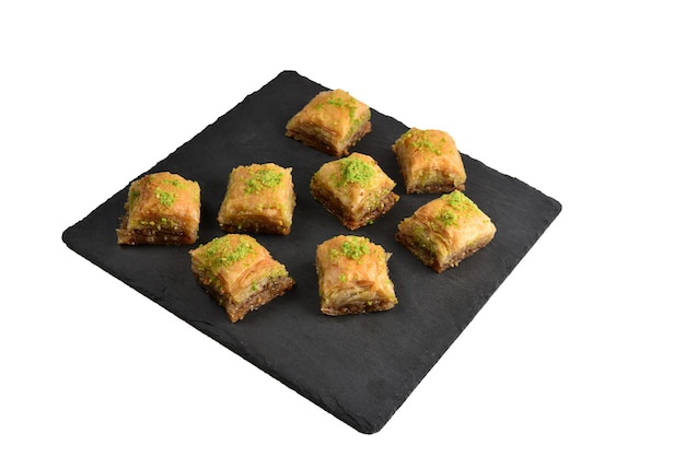 Baklava pistacjowa na czarnym talerzu. Deser.