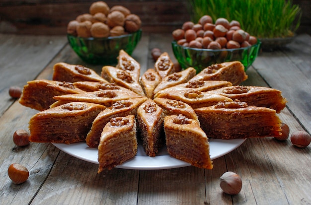 Baklava Tradycyjne Ciasteczka Wakacje Azerbejdżan Na Białym Talerzu Rustykalnym Z Orzechami