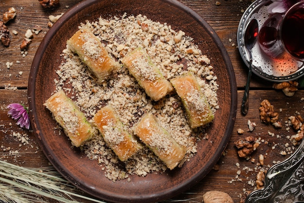 Baklava tradycyjny orientalny deser. Koncepcja śniadania z herbatą i tureckim ciastem