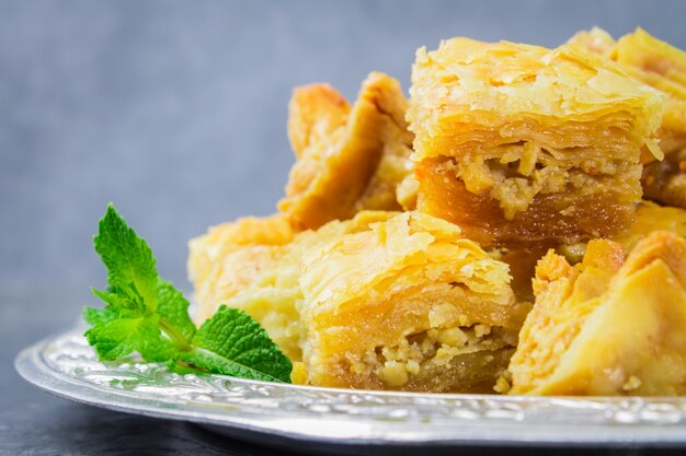 Baklava turecki tradycyjny zachwyt na ciemnym drewnianym tle. tonowanie.