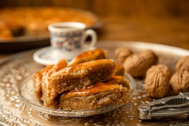 Baklava z orzechami na drewnianym tle Selektywne skupienie jedzenia i picia