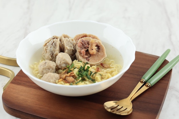 Bakso Cincang indonezyjska zupa mięsna z żółtymi makaronami