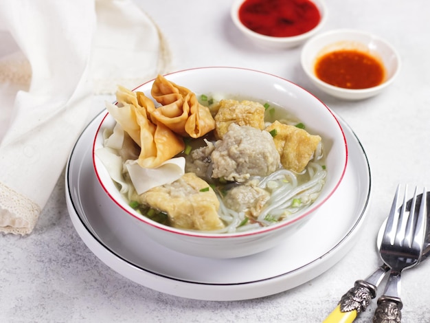 Zdjęcie bakso lub zupa z klopsikami indonezyjski klopsik podawany z zupą i makaronem