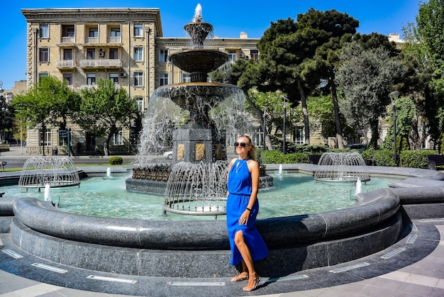 Zdjęcie baku azerbejdżan maj 2019 zabytki budynki i ulice z fontannami w baku dziewczyna na tle fontanny