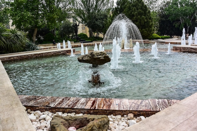 Zdjęcie baku azerbejdżan maj 2019 zabytki budynki i ulice z fontannami w baku