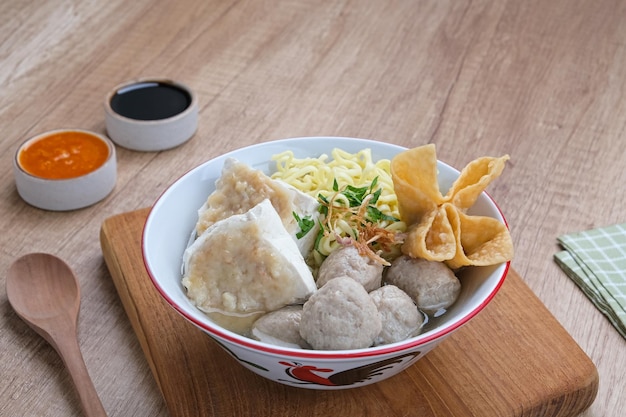 Bakwan Malang lub Bakso Malang, tradycyjna żywność z Malang, Jawa Wschodnia, Indonezja. Zupa z klopsików