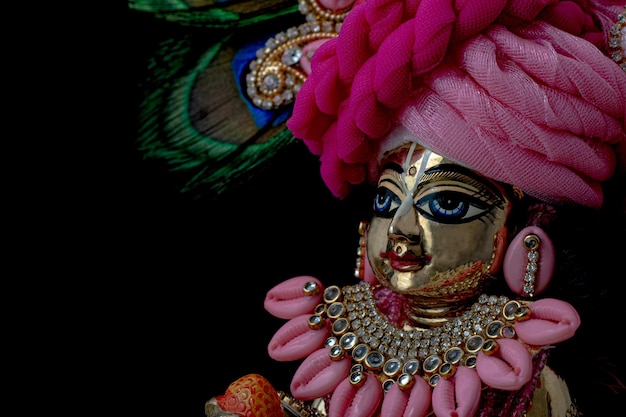 Bal Krishna Laddu Gopal Brass Statue z pięknymi różowymi tkaninami i biżuterią Krishna Janmashtami