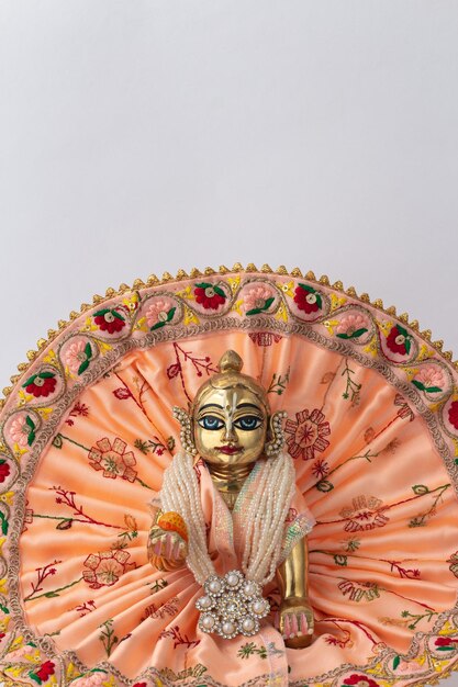 Bal Krishna Laddu Gopal Brass Statue z pięknymi tkaninami i biżuterią Krishna Janmashtami