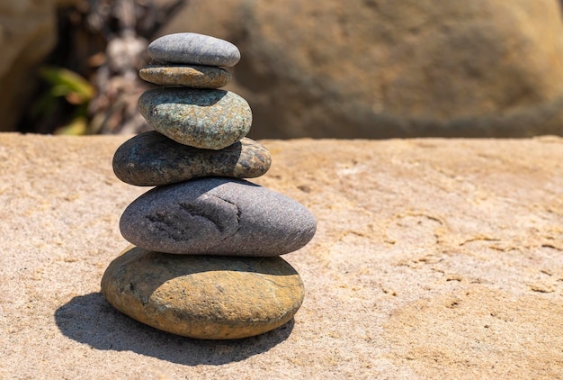 Balanced Pebbles Piramida na plaży Kamienie Zen