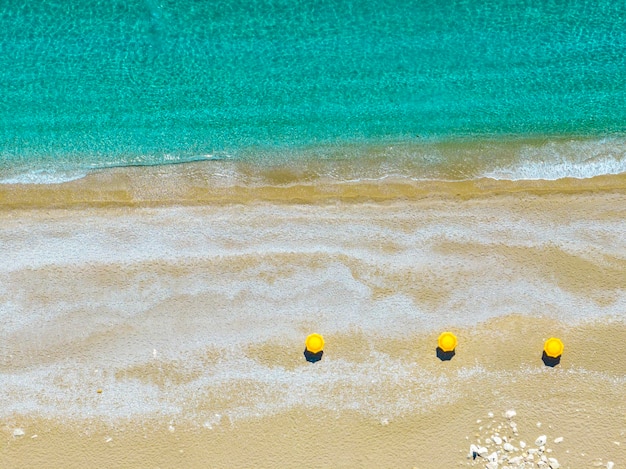 Balarti (Balartı) Cennet Bay znajduje się na granicy dzielnicy Fethiye w prowincji Muğla. Żółty parasol plażowy na plaży. Koncepcyjne zdjęcie wakacji letnich.