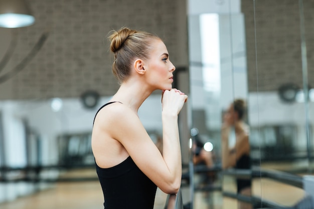 Balerina odpoczywa na zajęciach baletowych