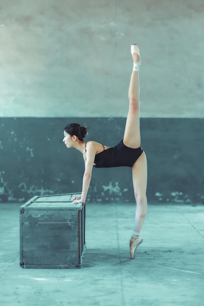 Balerina pozująca na starej stacji kolejowej wizerunek ćwiczeń baletowych