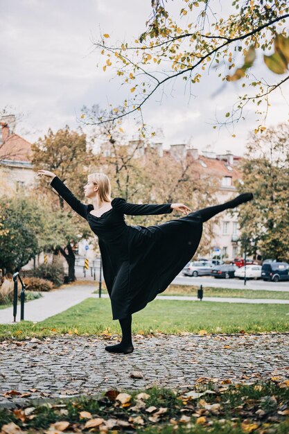 Balerina Tańczy W Jesiennej Ulicy Miasta Nowoczesna Tancerka Baletowa W Czarnej Sukience Pointe Buty Na Zewnątrz