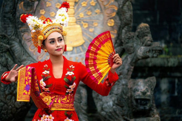 Balijska dziewczyna wykonuje tradycyjny strój
