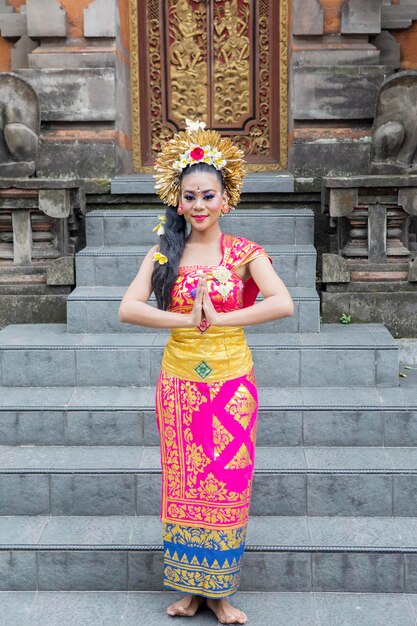 Balijski tancerz pokazuje gest powitalny w świątyni