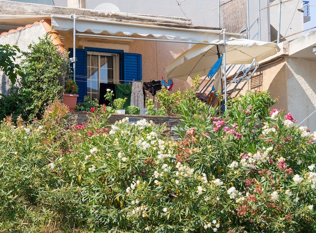 Balkon greckiego domu na nabrzeżu w greckim kurorcie nad Morzem Egejskim