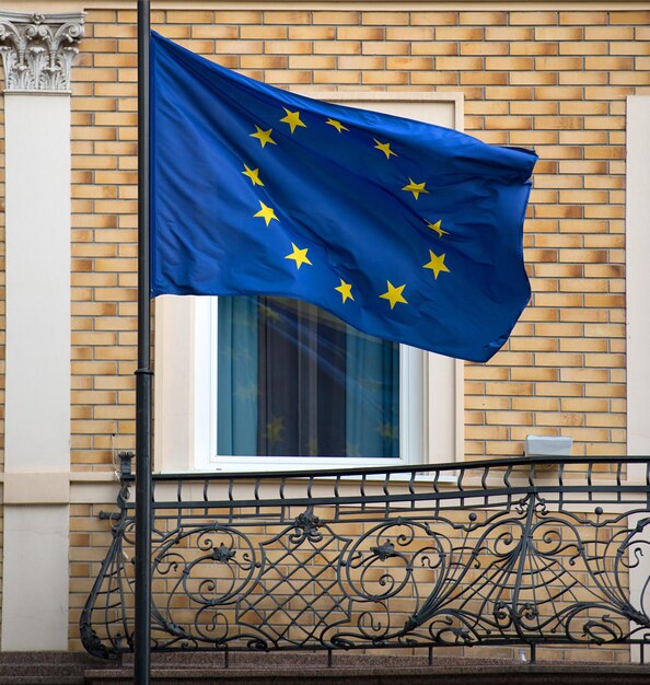 Balkon Starego Budynku Z Flagą Unii Europejskiej